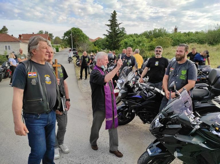 FOTO: Don Stipe u Čilipima blagoslovio vozače na dvije rote