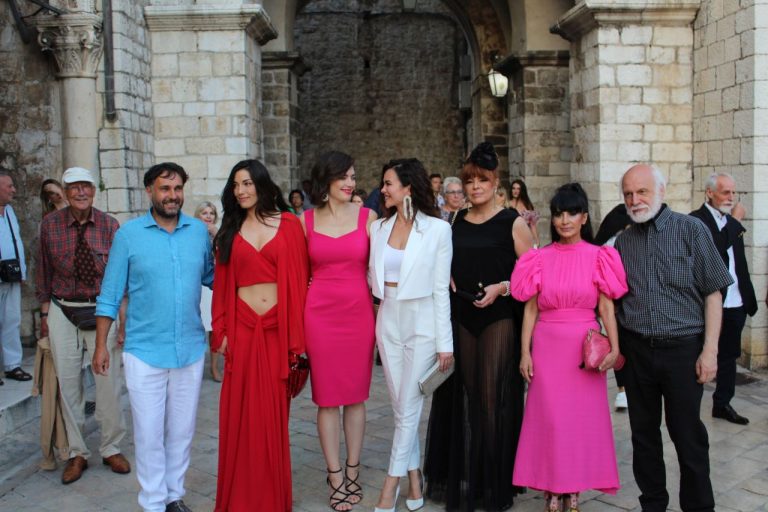 FOTO:”One su tu” izložba Dimitrija Popovića i Marka Vrdoljaka posvećena je jakim ženama