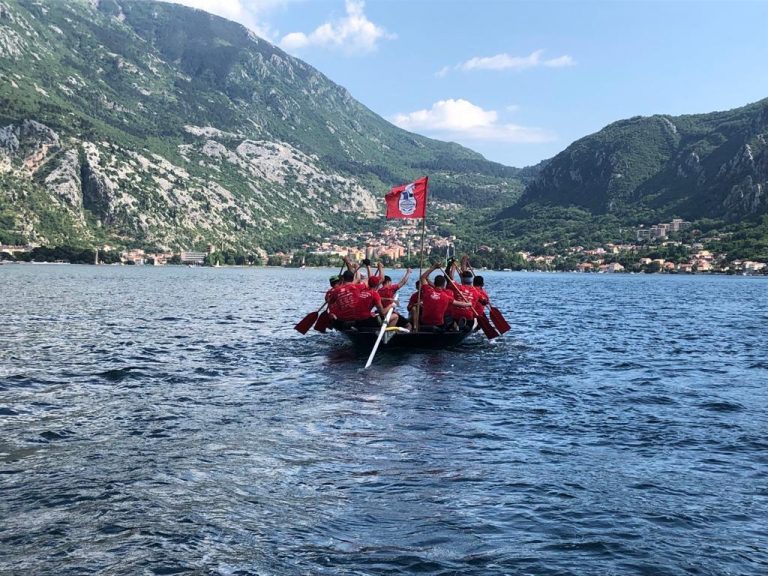 Neretvanski lađari veslima spojili Metković i Kotor