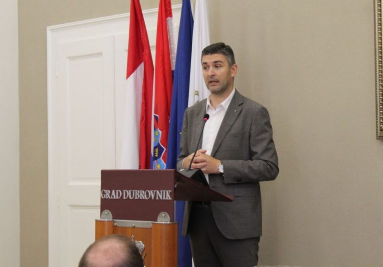 Franković se ispričao prosvjetnim djelatnicima i podsjetio kako je HDZ-ove birače prof. Miošić nazvao ološem