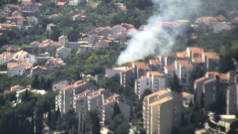 Ugašen požar u Mokošici, na intervenciji sudjelovalo devet vatrogasaca