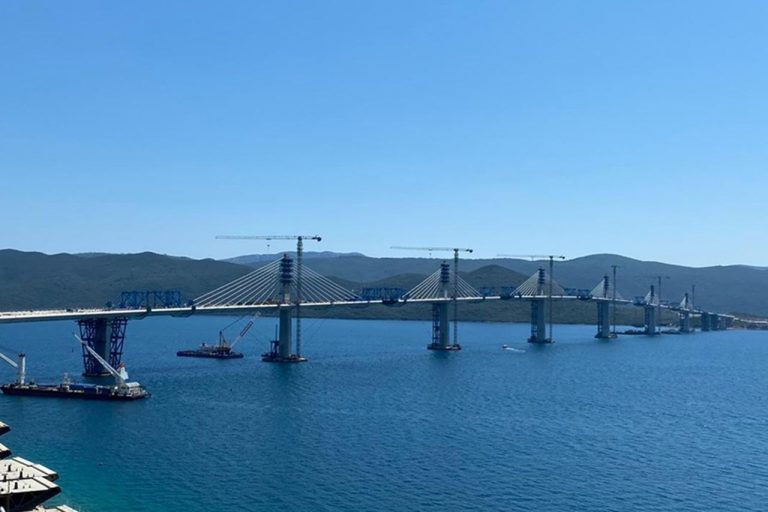 Pelješki most će se spojiti krajem kolovoza, a za godinu dana trebale bi biti gotove i pristupne ceste