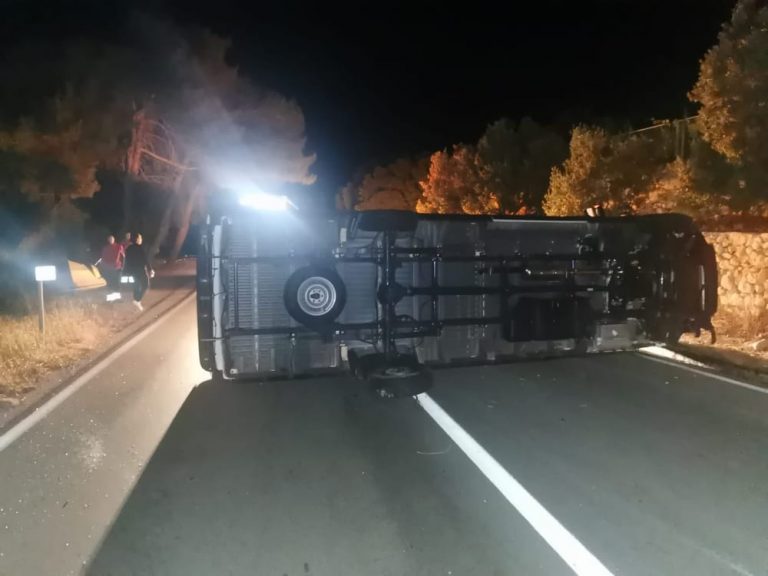 FOTO: Nezgoda na Ratcu, kombi se prevrnuo na bok