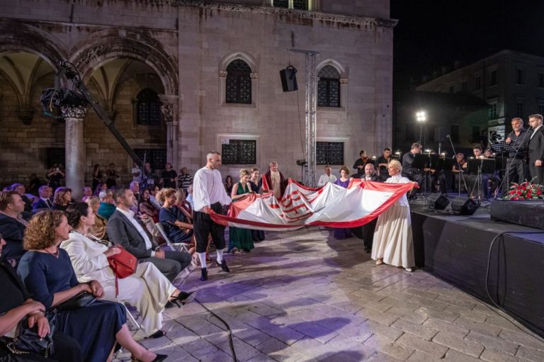ZATVORENE 72. DUBROVAČKE LJETNE IGRE Operne zvijezde i simfoničari u veličanstvenoj završnici festivala