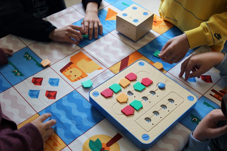 U PETAK U GRUŽU Radionica robotike i programiranja bez ekrana