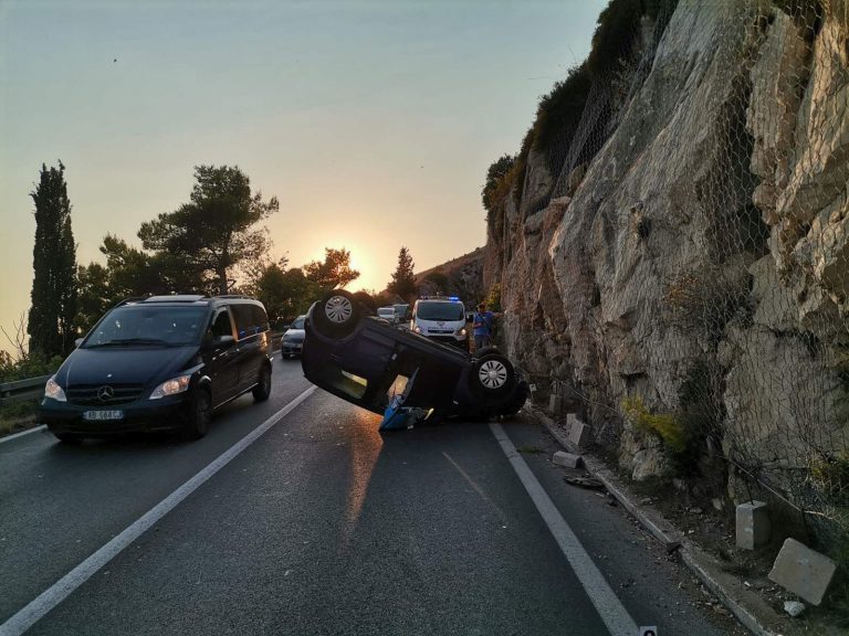 NESREĆA NA MAGISTRALI auto udarilo u brdo i okrenulo se na krov