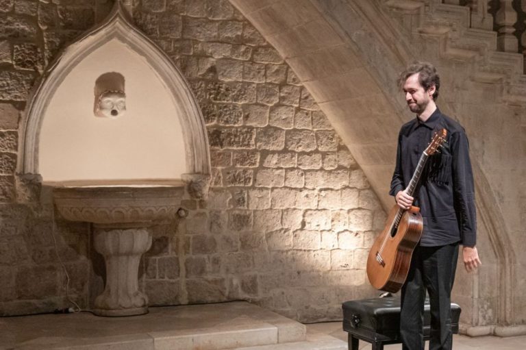 MILJENIK FESTIVALSKE PUBLIKE  Dug aplauz ispratio je posljednji festivalski koncert u Dvoru