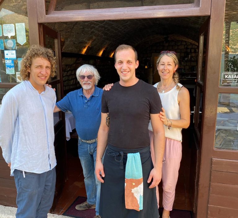 Bernie Ecclestone nasmijan i sretan rado pozirao s osobljem restorana u Zatonu