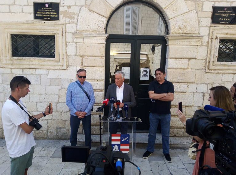 Župan i bivši logoraši zgroženi potezom Kotorana: Skandalozno je da bazen dobiva ime po zločincu koji nas je mučio