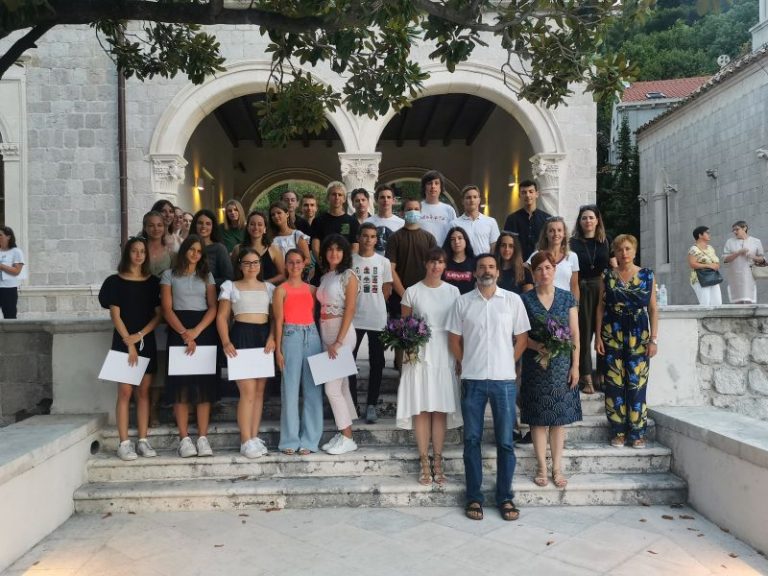 Budućim znanstvenicima, danas polaznicima Udruge za promicanje prirodnih znanosti, svečano uručene diplome