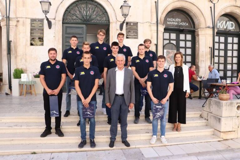 Plivači PK Juga osvojili 22 medalje, primio ih župan