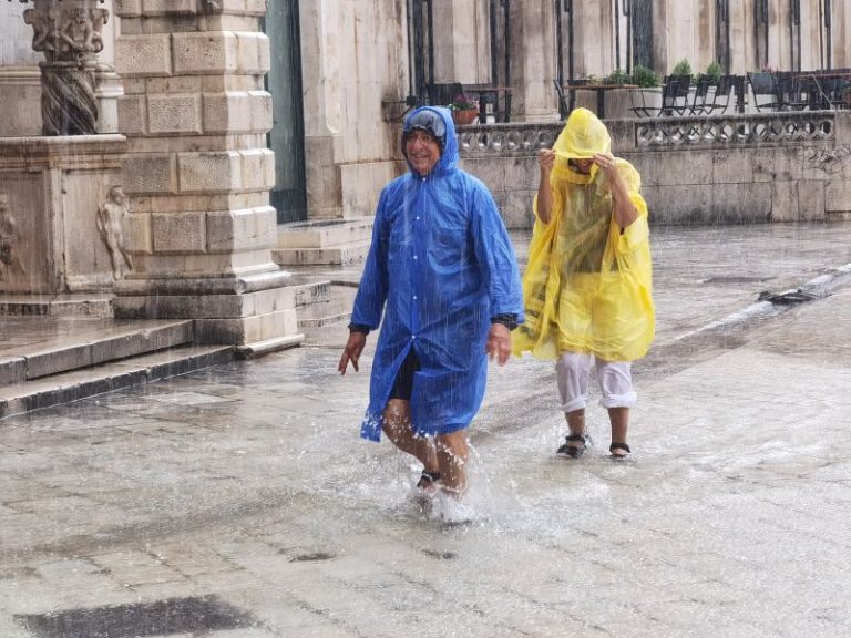 Danas još sunčano i vruće, sutra promjenjivo uz kišu i grmljavinu