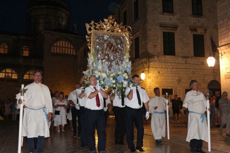 DANAS SLAVIMO VELIKU GOSPU Misa u 19 sati, a onda i procesija sa slikom Gospe od Porata