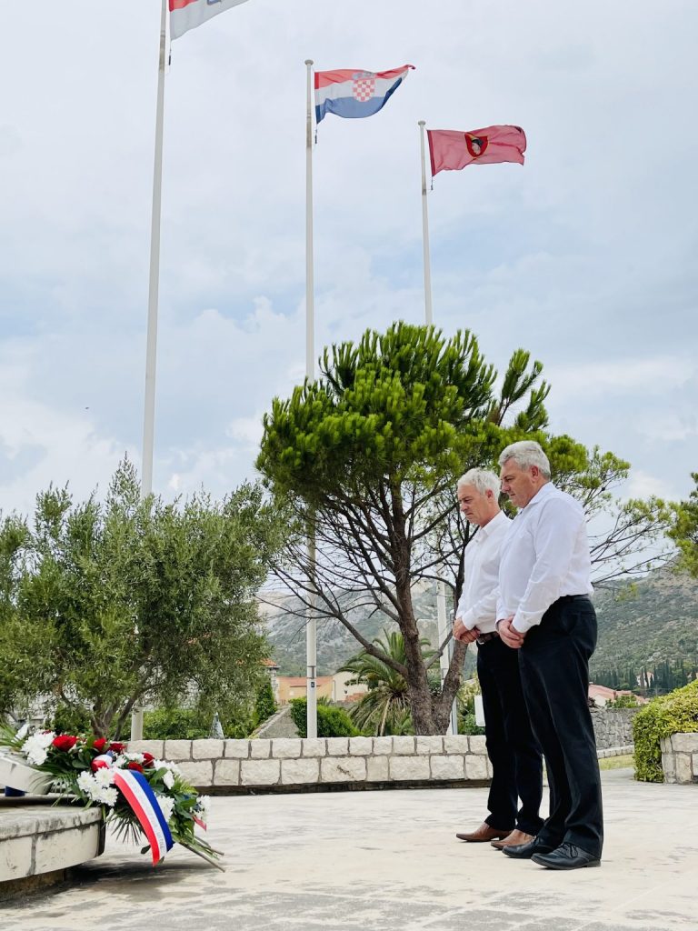 Nardelli i Klešković položili cvijeće u spomen na branitelje i civile u Domovinskom ratu