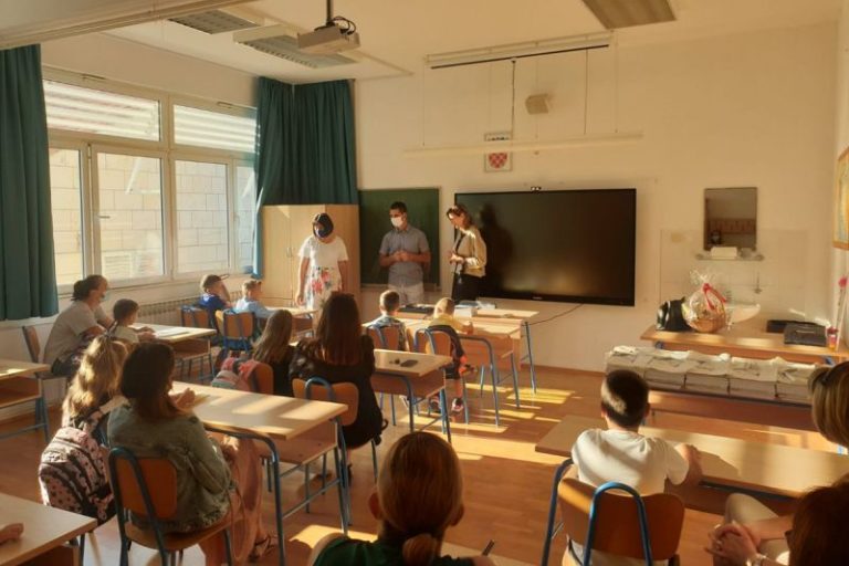 Savjetnica Marević obišla prvašiće OŠ Slano i OŠ Primorje Smokovljani