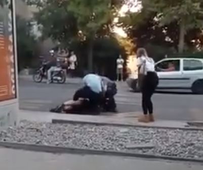 UZNEMIRUJUĆI VIDEO: je li policija trebala ovako postupiti? Mladić na podu, djevojka s lisicama?