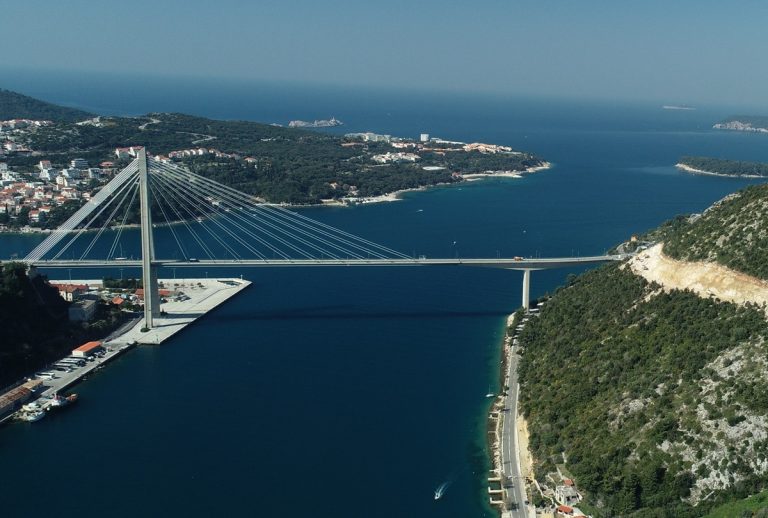 Bura i jutros stvara probleme u prometu