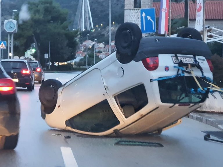 Prometna u Gružu: Auto se izvrnulo na krov