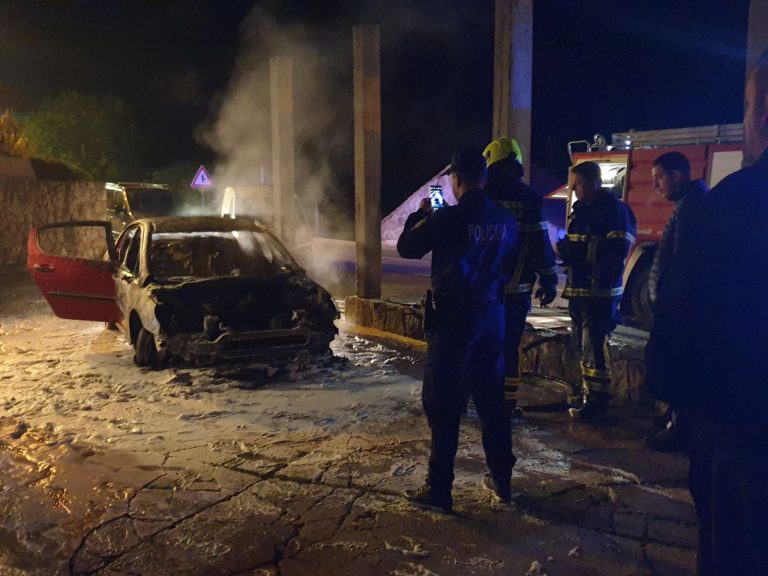 Izgorio automobil na Zvekovici