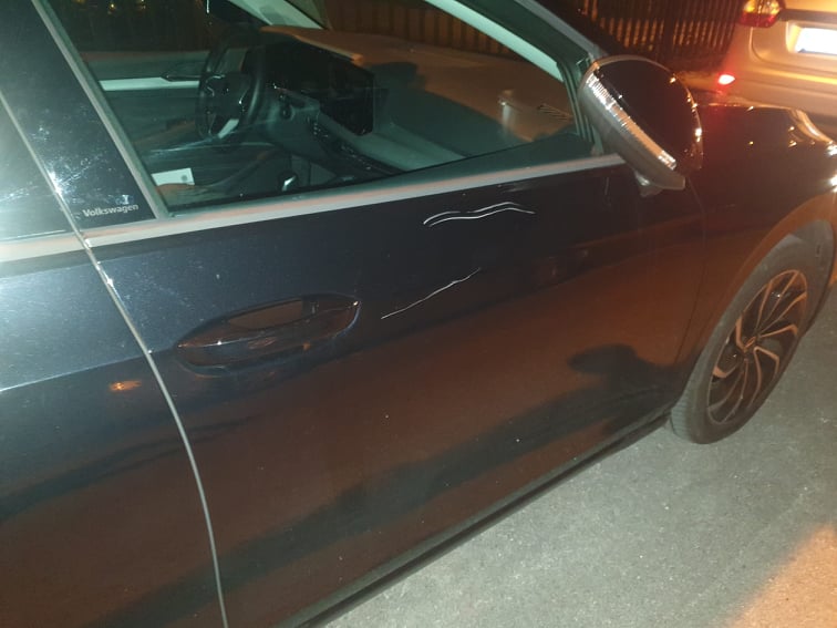 Sugrađanin moli očevice da se jave policiji – istugali mu auto