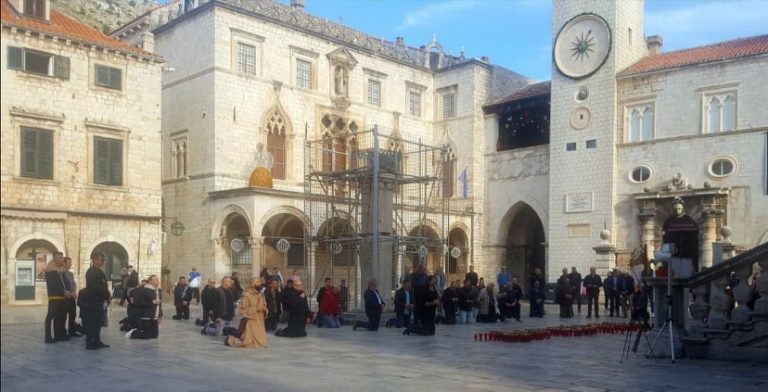 Stijepo Gleđ Markos okupio muškarce koji su molili krunicu ispred Crkve sv. Vlaha