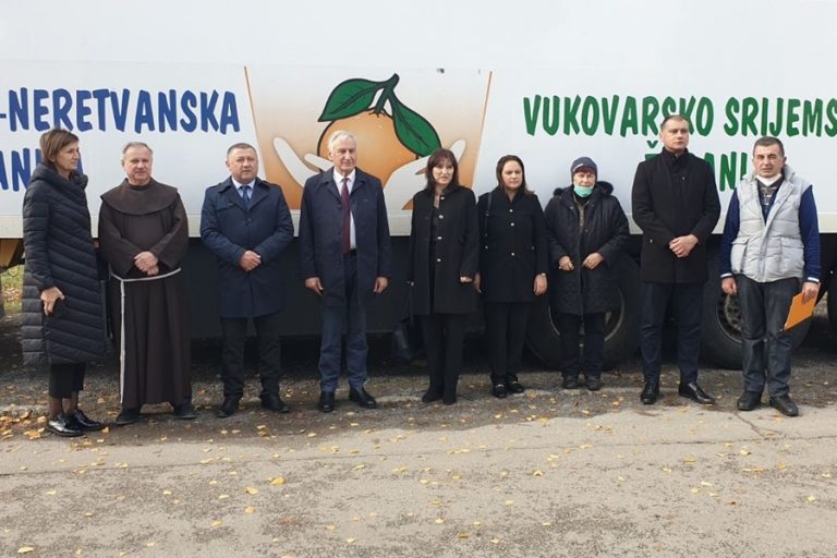 Dubrovačko-neretvanska i ove godine poklonila mandarine Vukovarsko-srijemskoj županiji
