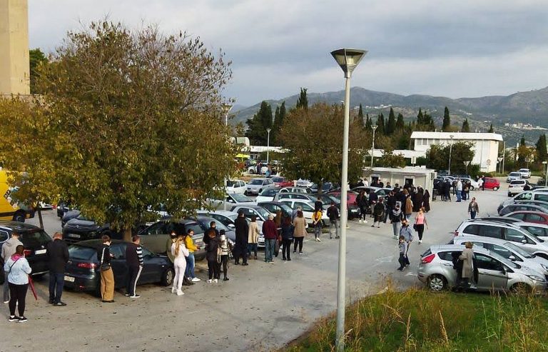 Veliki redovi na punktu za testiranje