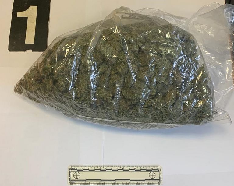 Maloljetnik bježeći od policije odbacio vrećicu s marihuanom