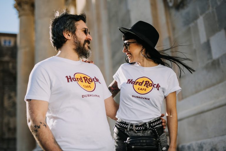 Rock shop daruje majicu Hard rock cafea!