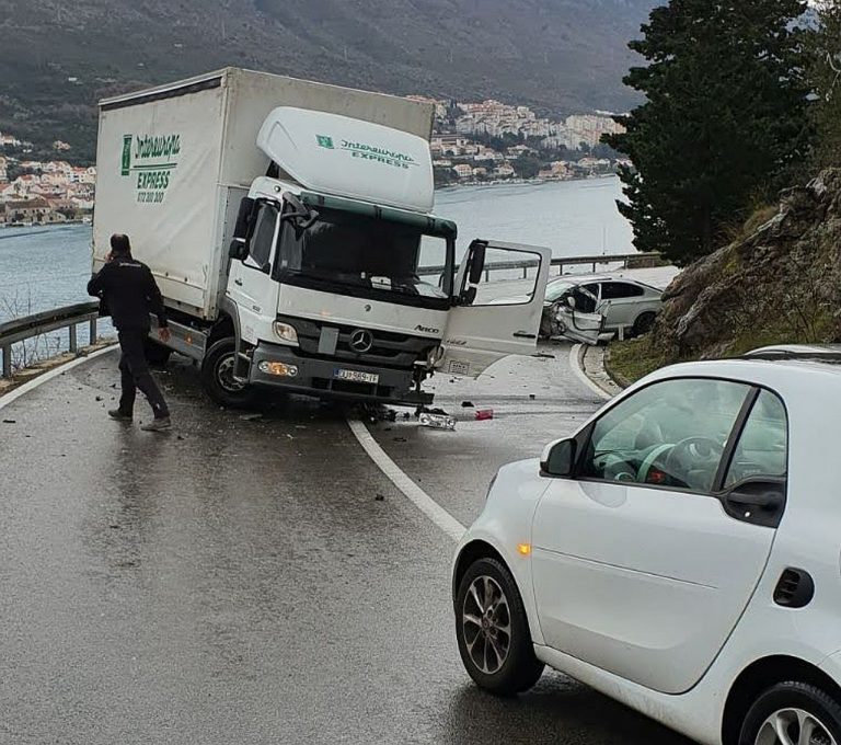 OPREZ VOZAČI: Zbog nesreće promet se odvija otežano na cesti koja spaja Most i Sustjepan
