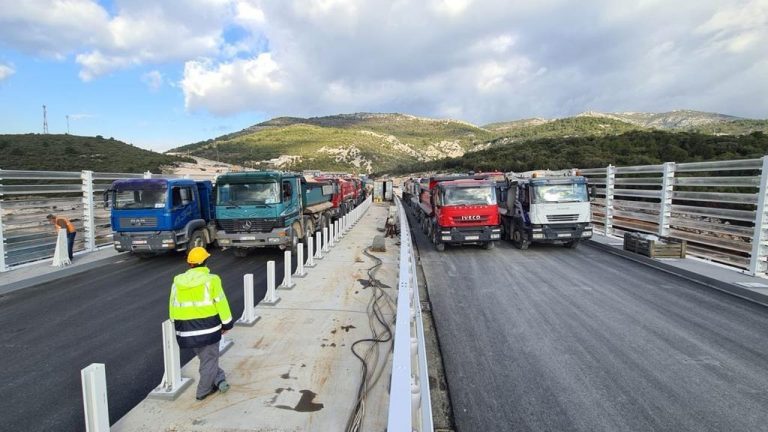 VIDEO/FOTO: Na Pelješkom mostu ispituje se opterećenje uz pomoć 21 kamiona od 40 tona