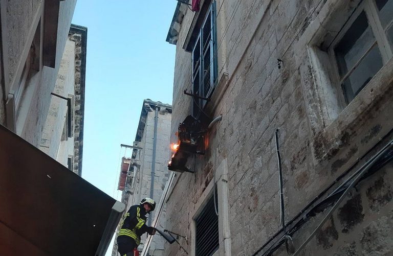 FOTO: Zapalila se klima na objektu u Ulici između polača u Gradu
