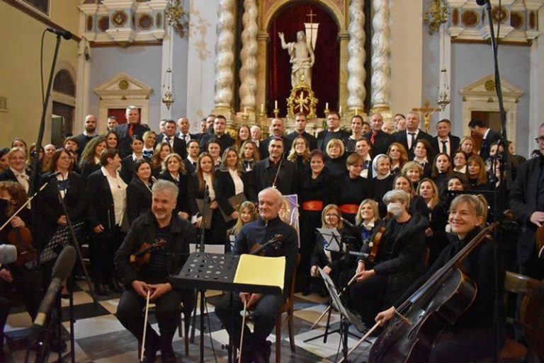 mons. Uzinić biskupu Glasnoviću poklonio prsni križ