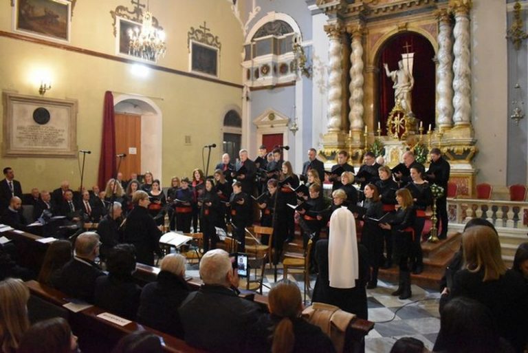 mons. Uzinić biskupu Glasnoviću poklonio prsni križ