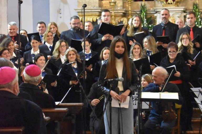 mons. Uzinić biskupu Glasnoviću poklonio prsni križ