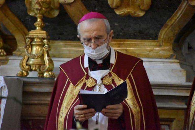 mons. Uzinić biskupu Glasnoviću poklonio prsni križ