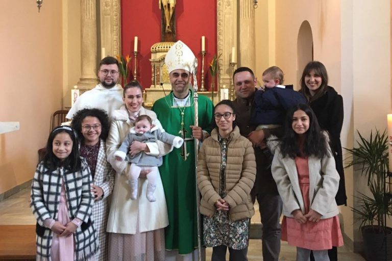 Mariela i Marijo Rašica: biskupov blagoslov za njihovo šesto dijete