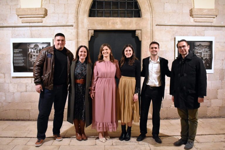 Kršćansko lice kulture: otvorena izložba “Dubrovnik u stihu i fotografiji II” u Sponzi