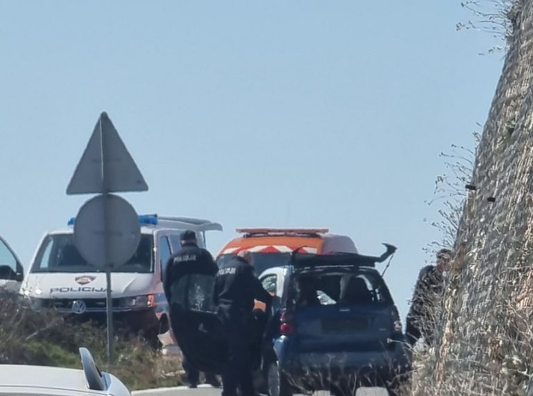 U nesreći kraj Banića teško ozlijeđen 66-godišnjak, udario u rubnik, brdo i prevrnuo se