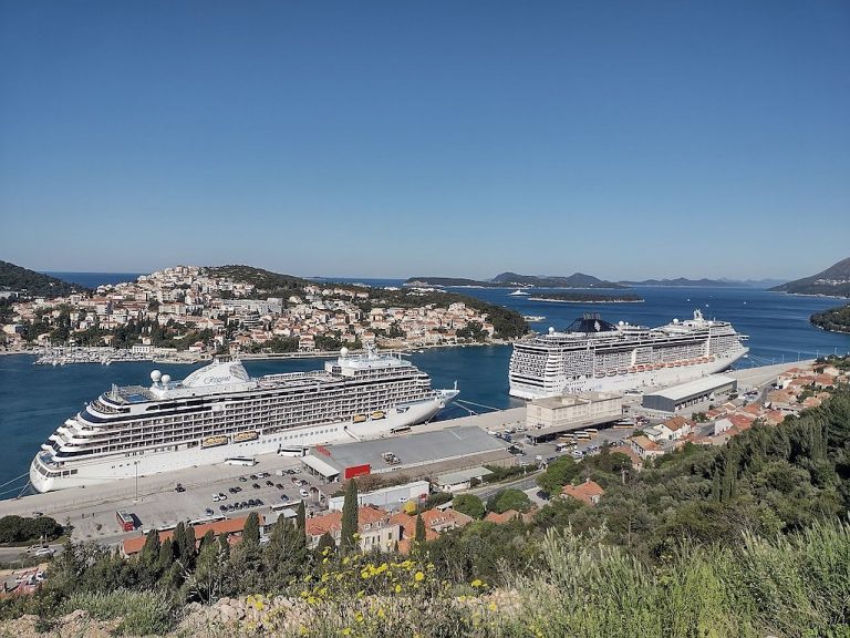 ZAGAĐENJE ZRAKA “Iako nas kompanije uvjeravaju da njihovi brodovi ne onečišćuju zrak, dovoljno je obići kućanstva na Kantafigu i uvjeriti se u suprotno”
