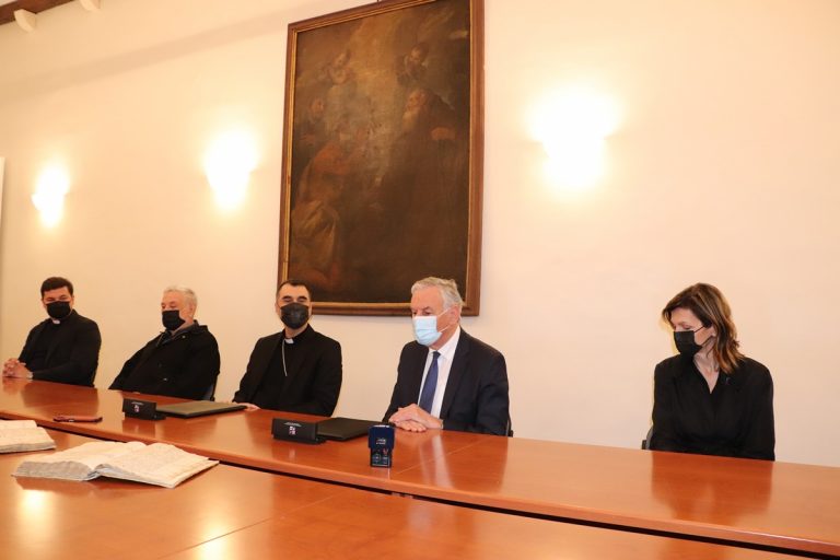 Biskupu Glasnoviću župan Dobroslavić predao 210 crkvenih knjiga