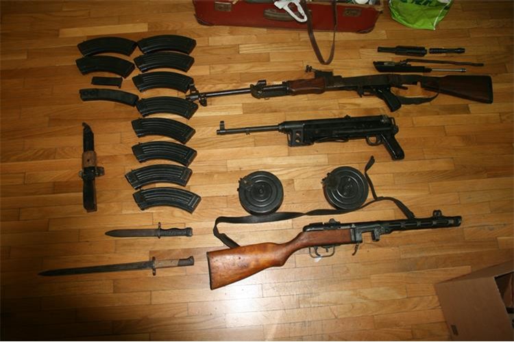Policija u Metkoviću kod 59-godišnjeg muškarca pronašla arsenal oružja i eksplozivnih tvari