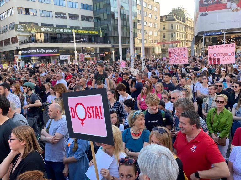 Prosvjedi diljem Hrvatske: “Dosta nam je da nam u bolnicama citiraju Bibliju”