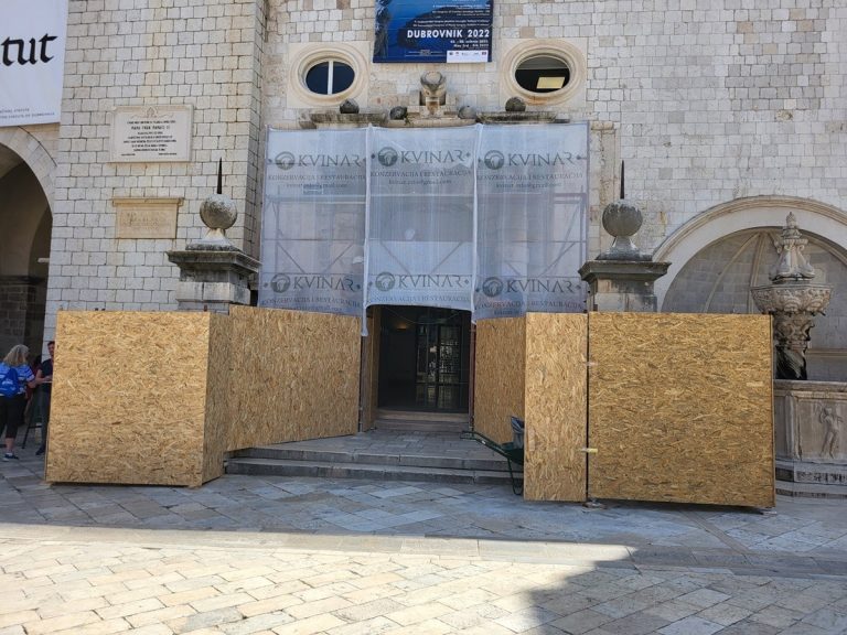 Obnavlja se barokni portal Glavne straže