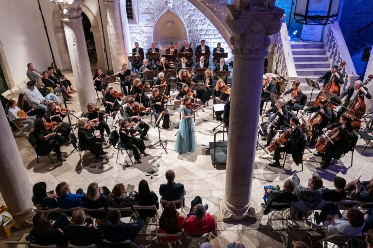 Hrvatska pošta nagrađuje veliku obljetnicu dubrovačkog orkestra prigodnom markom