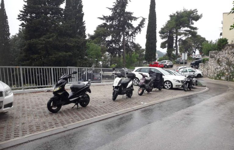 BEZOBRAZLUK: motorima “rezerviraju” javna parking mjesta