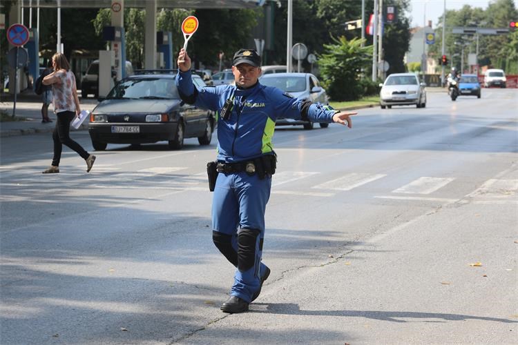 Gužva u prometu, sudar osobnog vozila i policijskog motora pokraj Vodovoda