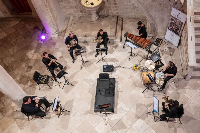 „Posveta korijenima“ – Brass & Percussion septet DSO-a u Dvoru