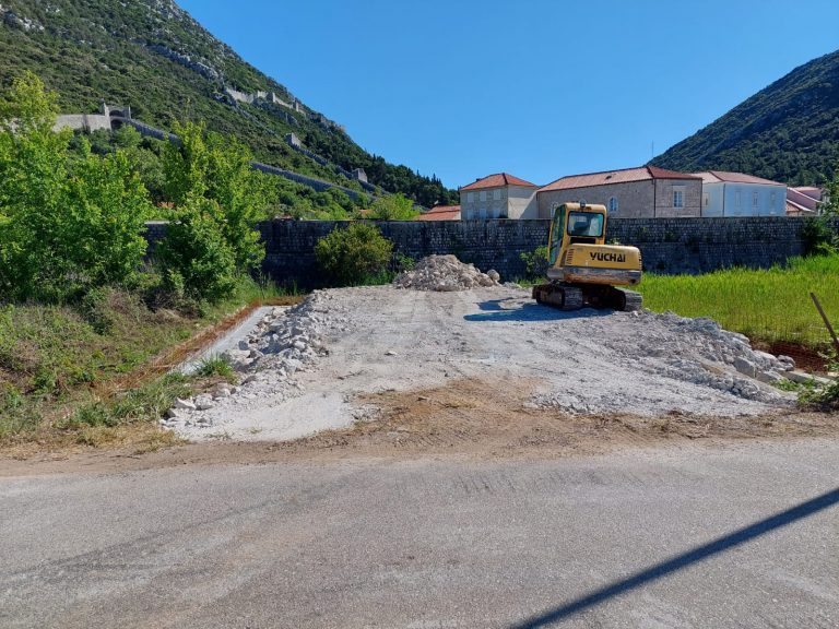 Praonica automobila uz stonske zidine? Konzervatori “opušteni”, Društvo prijatelja zabrinuto