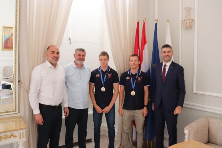 Veslači prvaci Hrvatske na prijemu kod gradonačelnika Frankovića